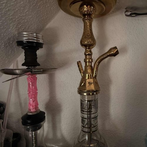 Elegante goldene Shisha mit Glasbasis und Metallaufsatz, perfekt für Raucher.