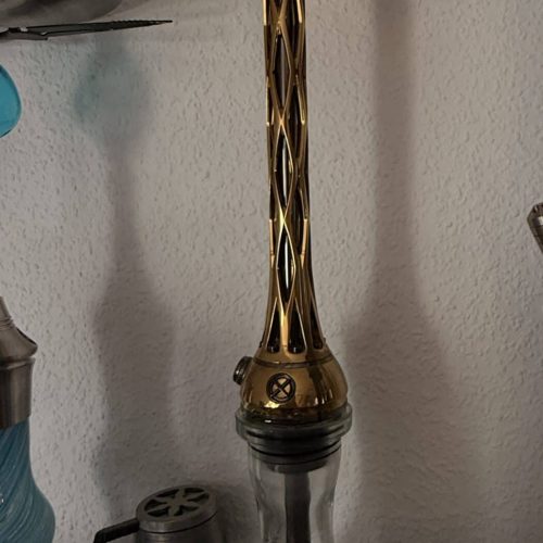 Goldener Shisha-Halter mit Glasbowl, stilvoll und hochwertig.
