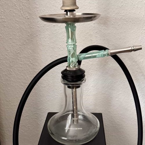 Wasserpfeife mit Glasbowl, Schlauch und Metallaufsatz, ideal für Shisha-Liebhaber.