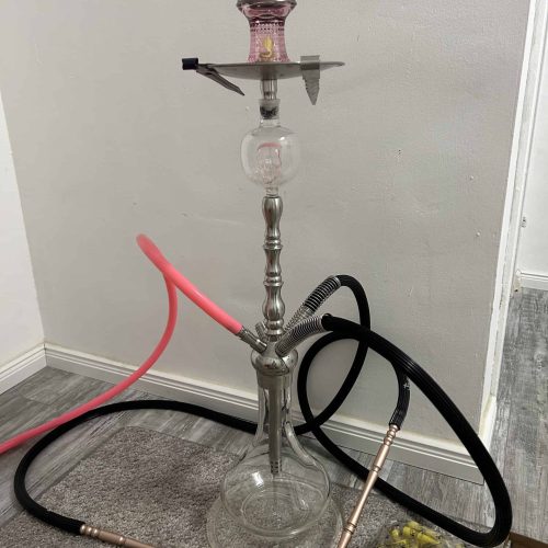 Gebrauchte Shisha mit Glasbasis, Schlauch und Zubehör zum Verkauf.