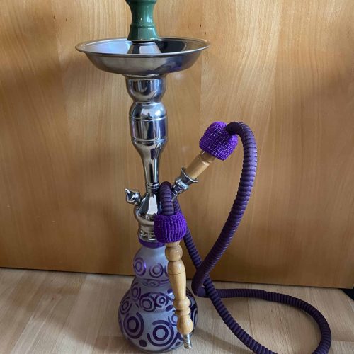 Bunte Wasserpfeife mit Metall- und Holzbestandteilen, ideal für Shisha-Liebhaber.