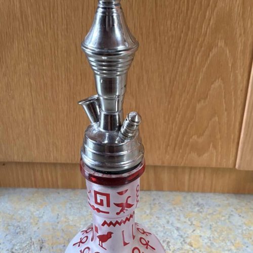 Shisha-Hookah mit silberner Metallbasis und Glasbowl.