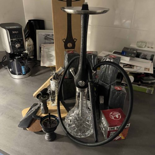 Hochwertige Shisha mit Glasbowl, Schlauch und Kohleteller, ideal für Genuss und Entspannung.