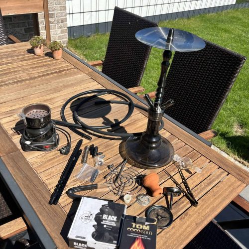 Rauchsäule mit Zubehör, inklusive Kohleanzünder, Tabak, und Ersatzteile, ideal für Shisha-Liebhaber.