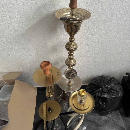 Vintage Shisha mit Metall- und Glasbowl, auf Tisch.