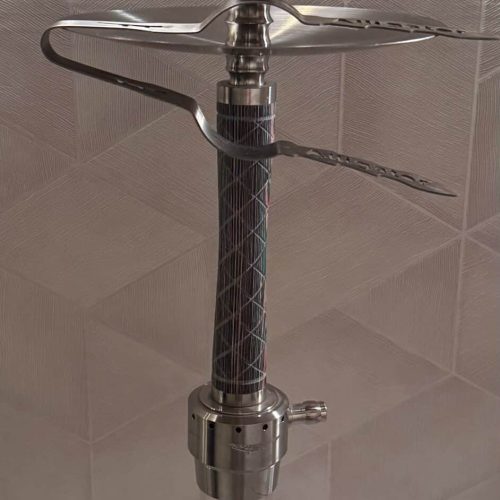 Shisha-Kopf mit Glasbowl, Metallteilen und Schlauchanschluss.