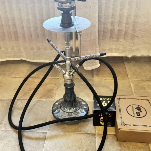 Rauchsäule mit Glasbasis, Schlauch und Düse, ideal für Shisha-Genuss.