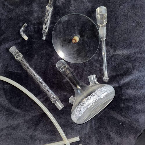 Zubehörteile für Shisha, inklusive Schlauch und Glasaufsatz.