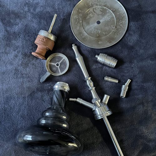 Verschiedene Metall- und Keramikteile für Shisha, inklusive Schlauch und Dichtung.