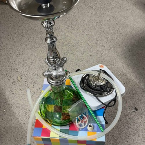 Moderne Shisha mit Glasbowl, Schlauch und Kohle.