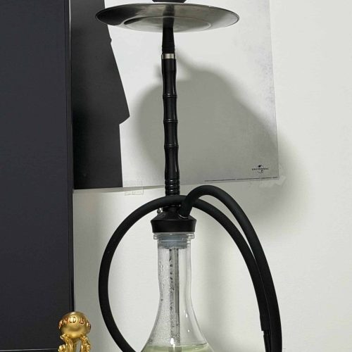 Rauchsäule mit Shisha, Schlauch und Kohleteller, ideal für Wasserpfeifen-Liebhaber.