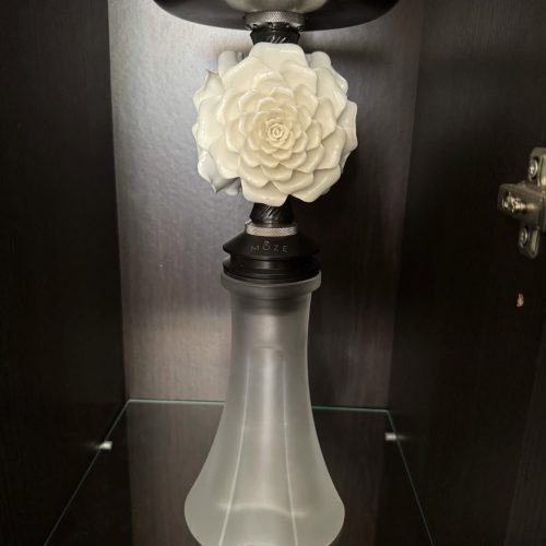 Elegante Shisha mit Blume und Glasbasis, perfekt für Sammler und Genießer.