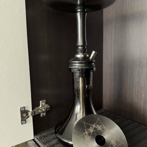 Moderne Shisha mit Glas- und Metallkomponenten, ideal für Raucher.
