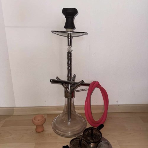 Shisha-Kit mit Glasbowl, Schlauch, Tabak und Zubehör.