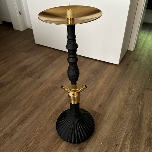 Shisha-Tisch mit goldener Ablage und schwarzem Stand.