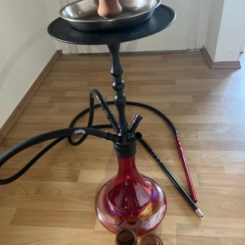 Shisha mit Glasbase, Tabak und Zubehör, ideal für Raucher und Genießer.