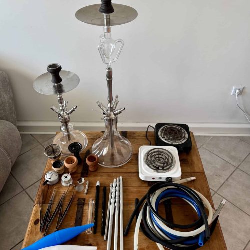 Zubehör für Shisha, inklusive Schläuche, Kohle und Ersatzteile.