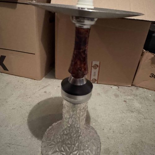 Wasserpfeife mit Glasbasis und Metallaufsatz, gebrauchte Shisha.