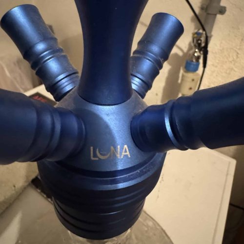 Wasserpfeife LUNA mit vier Schläuchen, ideal für gesellige Runden.