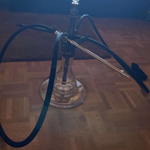 Wasserpfeife auf Holzboden, ideal für Raucher und Shisha-Liebhaber.
