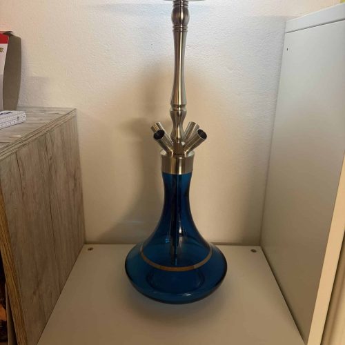 Shisha-Hookah mit blauer Glasbowl und Metallstamm.