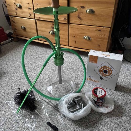 Komplettes Shisha-Rauchset mit Rauchsäule, Kohle und Zubehör.