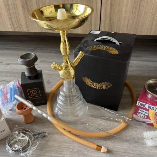 Hochwertiges Shisha-Set mit Gold-Design, inklusive Tabak, Kohle und Zubehör.