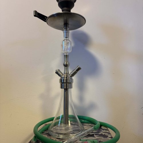 Shisha mit Glasbowl, Schlauch und Kohleteller, auf Tisch.