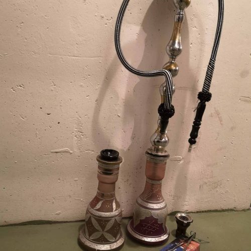 Wasserpfeife mit Glasbowl, Schlauch und Tabakbox.