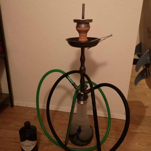 Rauchsäule mit Wasserpfeife, Schlauch und Tabakbehälter für Shisha-Genuss.