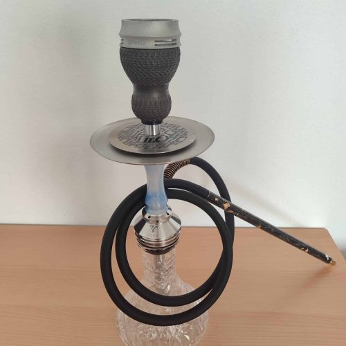 Rauchsäule mit Shisha, Wasserpfeife, Glas, Schlauch und Kopf. Perfekt für Shisha-Liebhaber und Rauch.