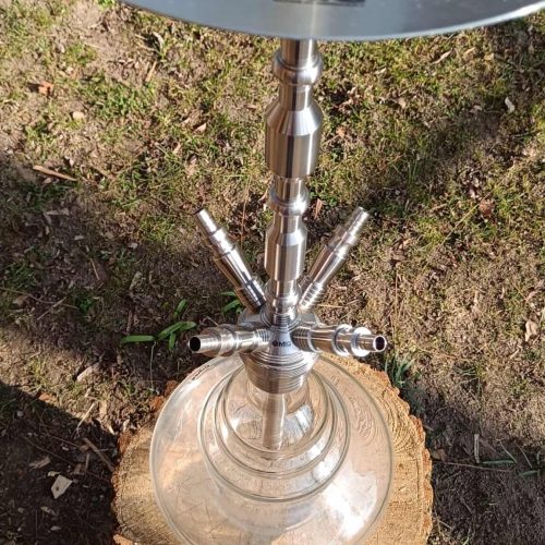 Shisha-Raucherset mit Glasbasis und Metallaufsatz im Freien.