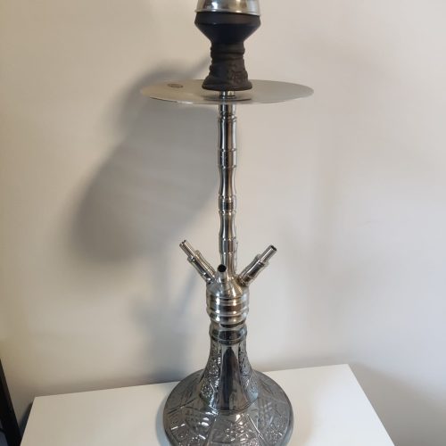 Rauchersäule mit Metallbasis, Schlauchanschluss und Ablagefläche für Shisha-Accessoires.