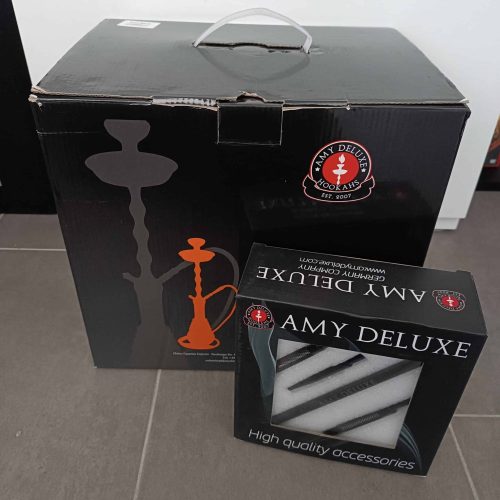 Schwarzer Amy Deluxe Shisha-Kopfständer mit hochwertigem Zubehör. Perfekt für Shisha-Liebhaber, einf.