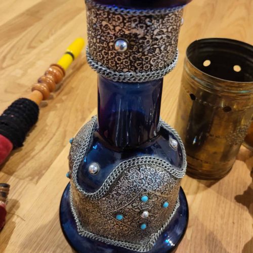 Dekorative Shisha mit silbernem Muster und blauer Glasbasis, inklusive Zubehör.