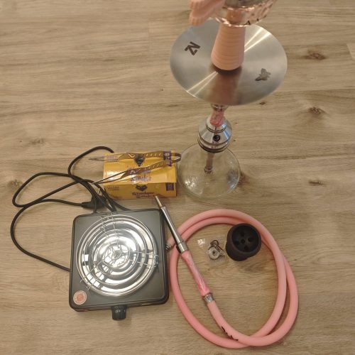Shisha mit Heizplatte, Schlauch und Kohleteller für den Gebrauch.