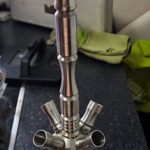 Schöne Glas-Shisha mit Metallaufsatz und Silikonschlauch, ideal für gemütliche Rauchabende.
