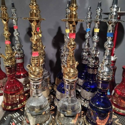Verschiedene bunte Shisha-Kohlenzubehörteile und Wasserpfeifen für den Gebrauch.