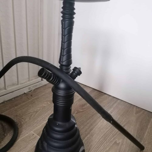 Moderne schwarze Shisha mit Glasbasis und flexiblem Schlauch.