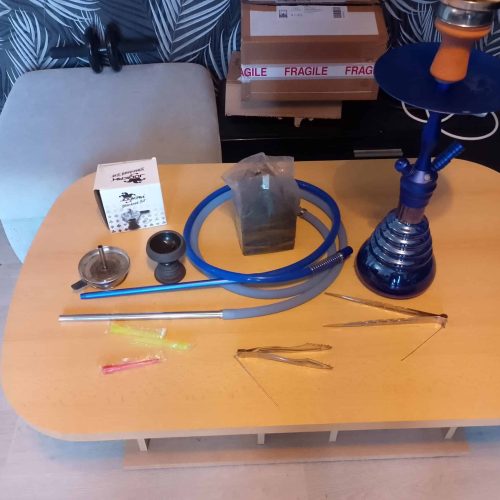 Raucherset für Shisha mit Glas, Schlauch, Zange und Kohle. Perfekt für gemütliche Abende.