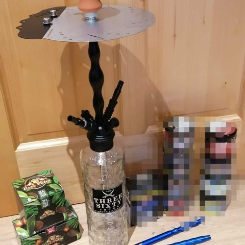 Dampfer mit Shisha-Head, Kohlehalter und Zubehör auf Holz.