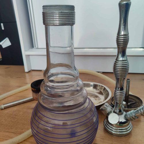 Glas-Shisha mit Metallaufsatz und Schlauch, gebrauchte Shisha.