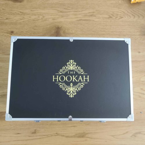 Transportkoffer für Shisha-Zubehör mit elegantem Logo, schützt Ihre Ausrüstung unterwegs.