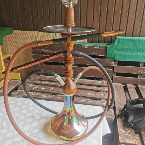 Rauchsäule mit Wasserpfeife, Shisha, Hookah auf Holzbank im Garten.