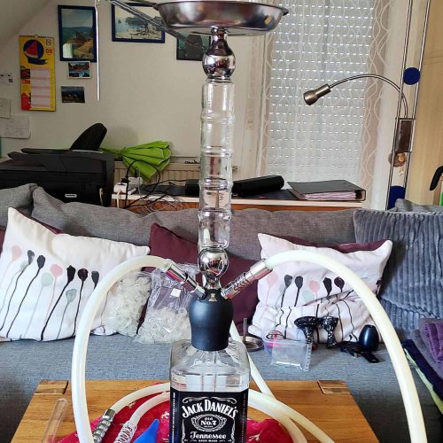 Moderne Shisha mit Glasbowl, LED-Beleuchtung und Schlauch.