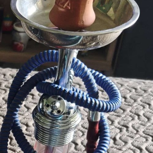 Nahaufnahme einer Shisha mit Glasbowl und Zubehör, Fokus auf die Glasbowl.
