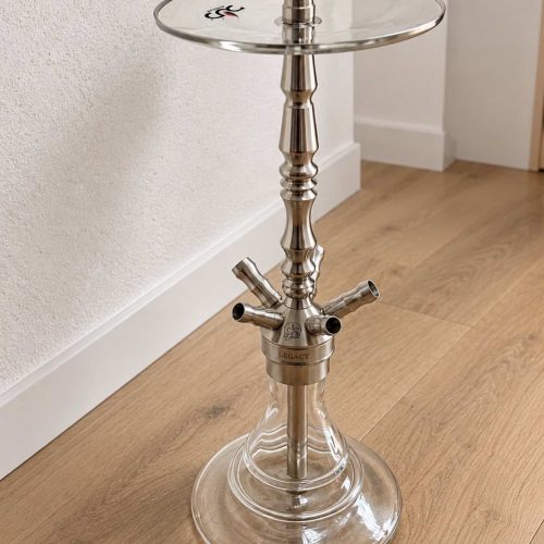 Shisha-Halter mit Glasbowl und Metallstange auf Holzboden.