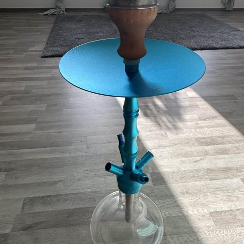 Rauchsäule mit Wasserpfeife auf Boden, ideal für Shisha-Genuss zu Hause oder im Club.