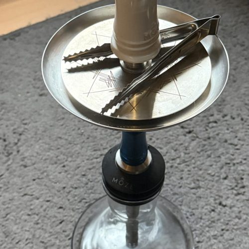 Rauch-Hookah mit Glasbasis, Metallaufsatz und Zubehör, ideal für Shisha-Liebhaber.