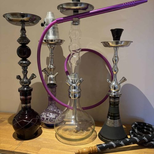 Dekorative Shisha mit bunten Schläuchen und Zubehör, ideal für gemütliche Rauchabende.